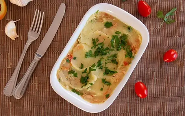 Marmita de escondidinho de frango com batata doce